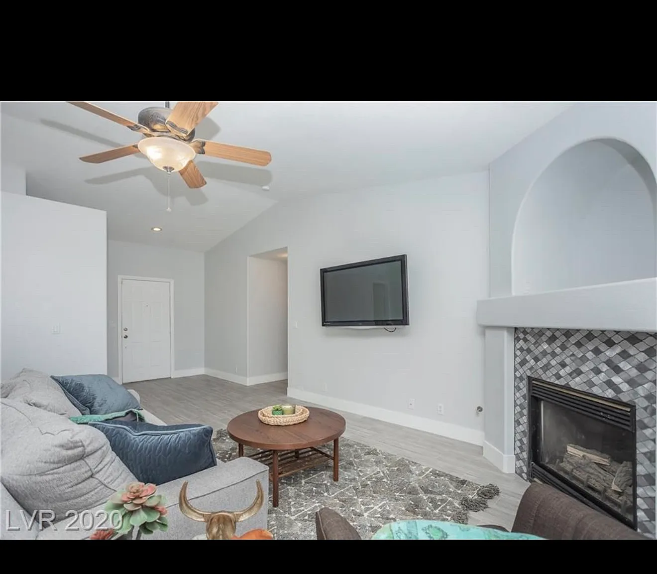 914 Clubview Dr — Photo 4