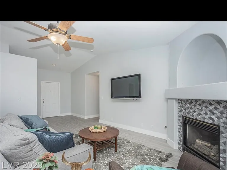914 Clubview Dr — Photo 4