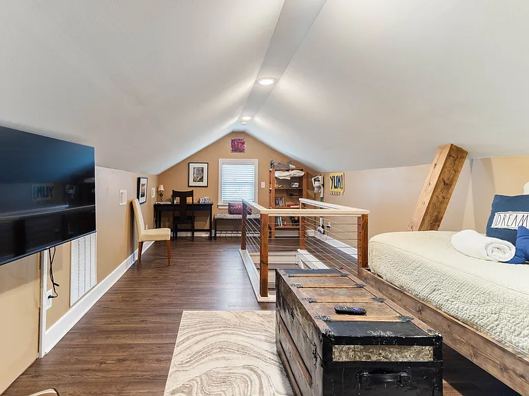 Landon's Room in the walk-up attic at Hunsucker's Place features two twin memory foam beds, a Smart TV, and a cozy ambiance. This charming space offers comfort and privacy, all just minutes from Downtown Greensboro and Cone Health Hospital.