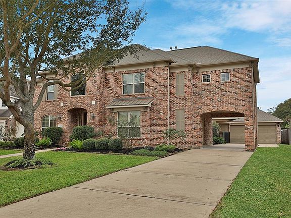 2nd image of 104 Windcrest Ct