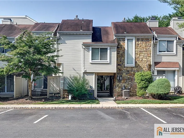 1068 Schmidt Ln — Photo 1