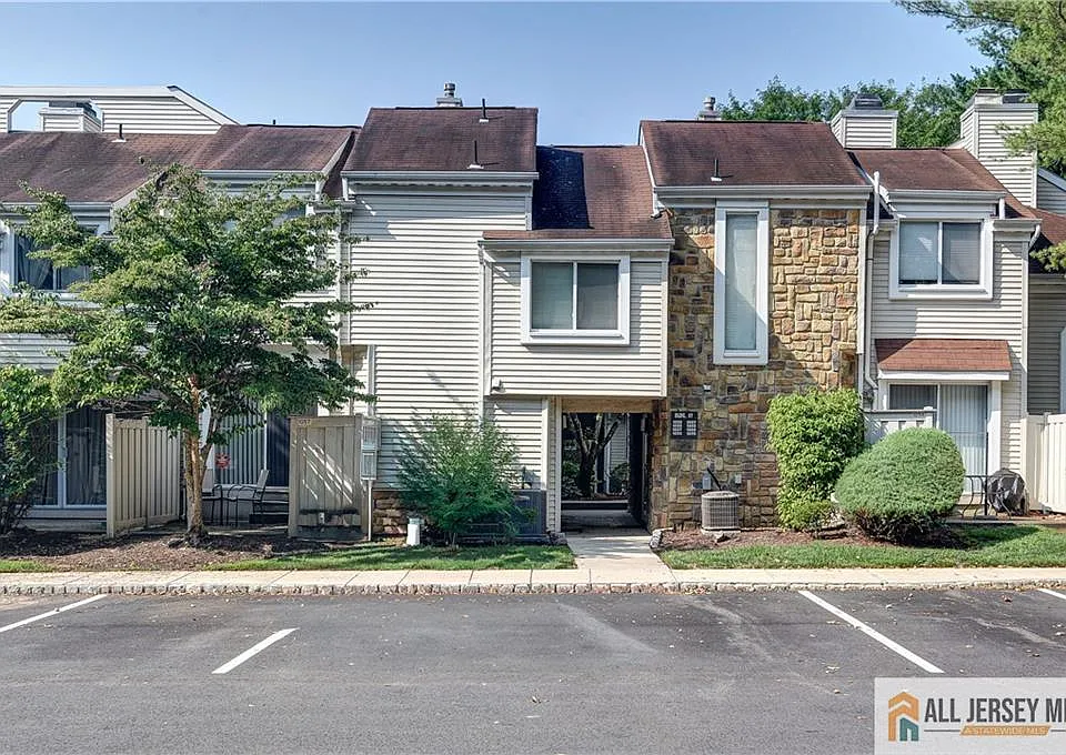 1068 Schmidt Ln