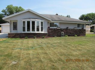 345 E Darlene Ln, Oak Creek, WI 53154