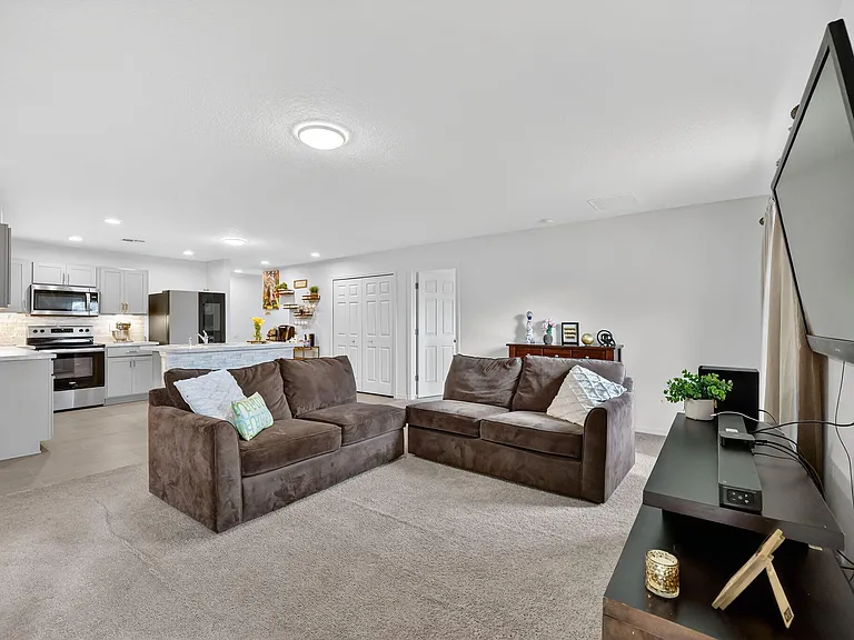 644 SW Hoffenberg Ave — Photo 9