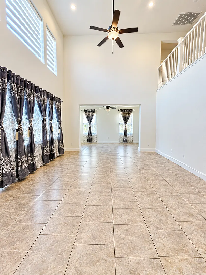 Spacious 5-Bedroom Home Your Dream Rental Awaits! — Photo 2