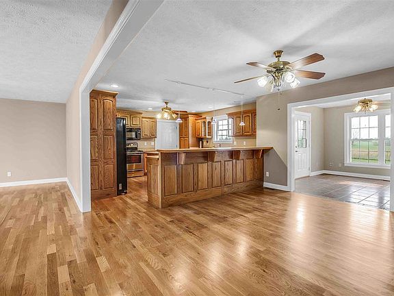 4th image of 75 Rose Ave