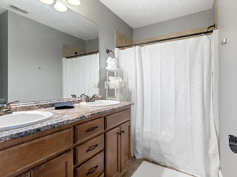 584 Laurel Ln — Photo 9