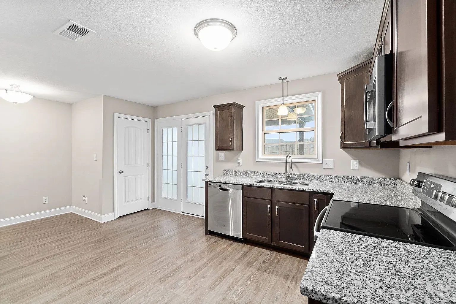 3 bed, 2.5 bath, 1582 sqft, $2,325 — Photo 4