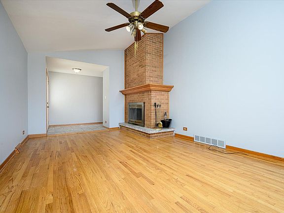 4th image of 831 S Myrtle Ave