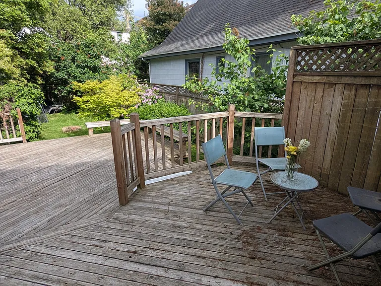 112 10th Ave E — Photo 16