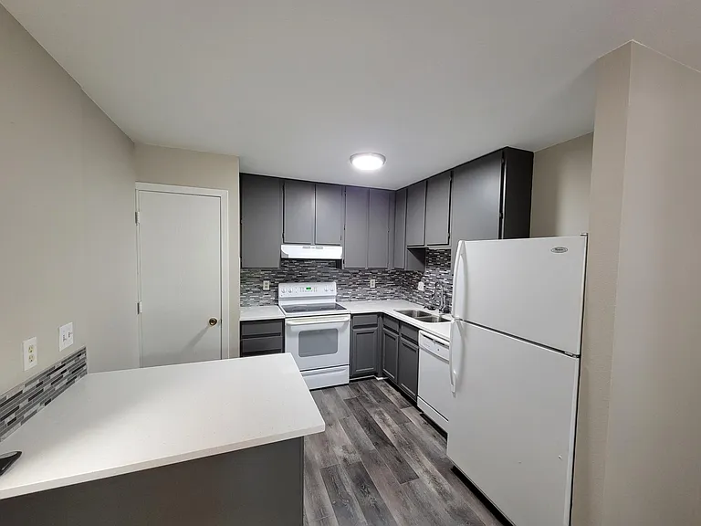 630 S Sherwood St #25 — Photo 4