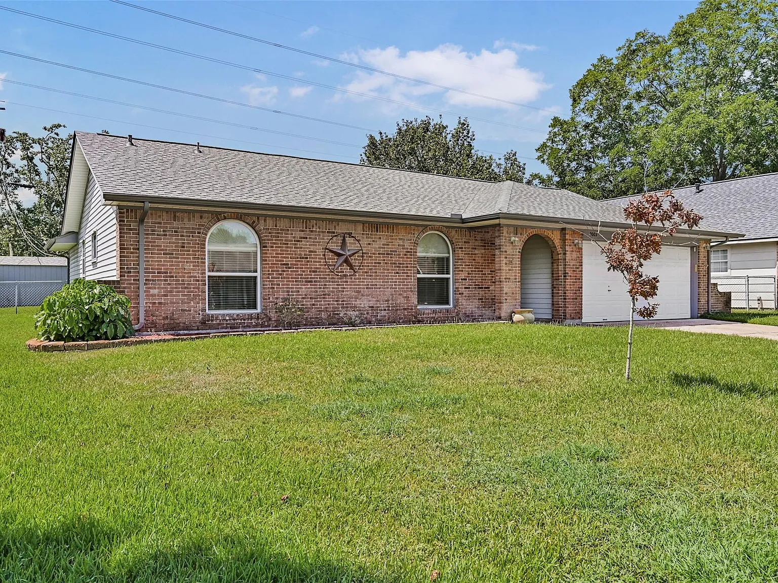 3 bed, 2.0 bath, 1407 sqft, $2,100 — Photo 2