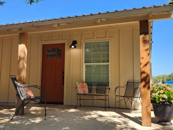 1009 6th St, Blanco, TX 78606