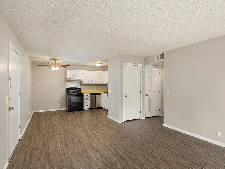 Hartford House Apartments — Photo 11