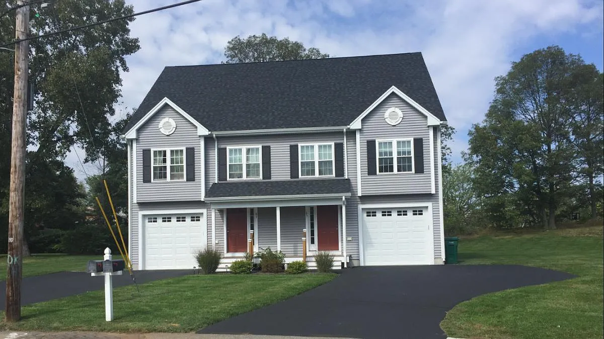 4 bed, 2.5 bath, 2000 sqft, $3,000 — Photo 1