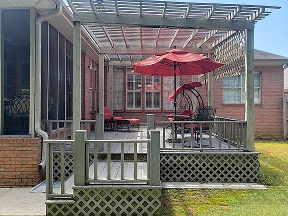 5th image of 204 Woodbury Ct