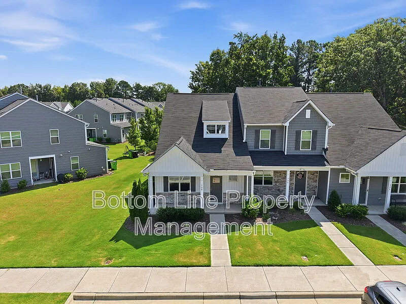 3 bed, 2.5 bath, 1608 sqft, $1,745 — Photo 2