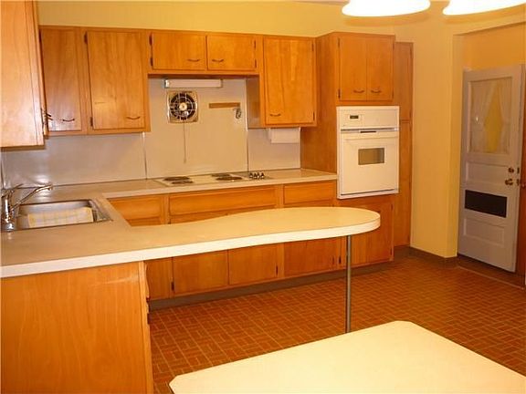 3rd image of 96 Suellen Dr