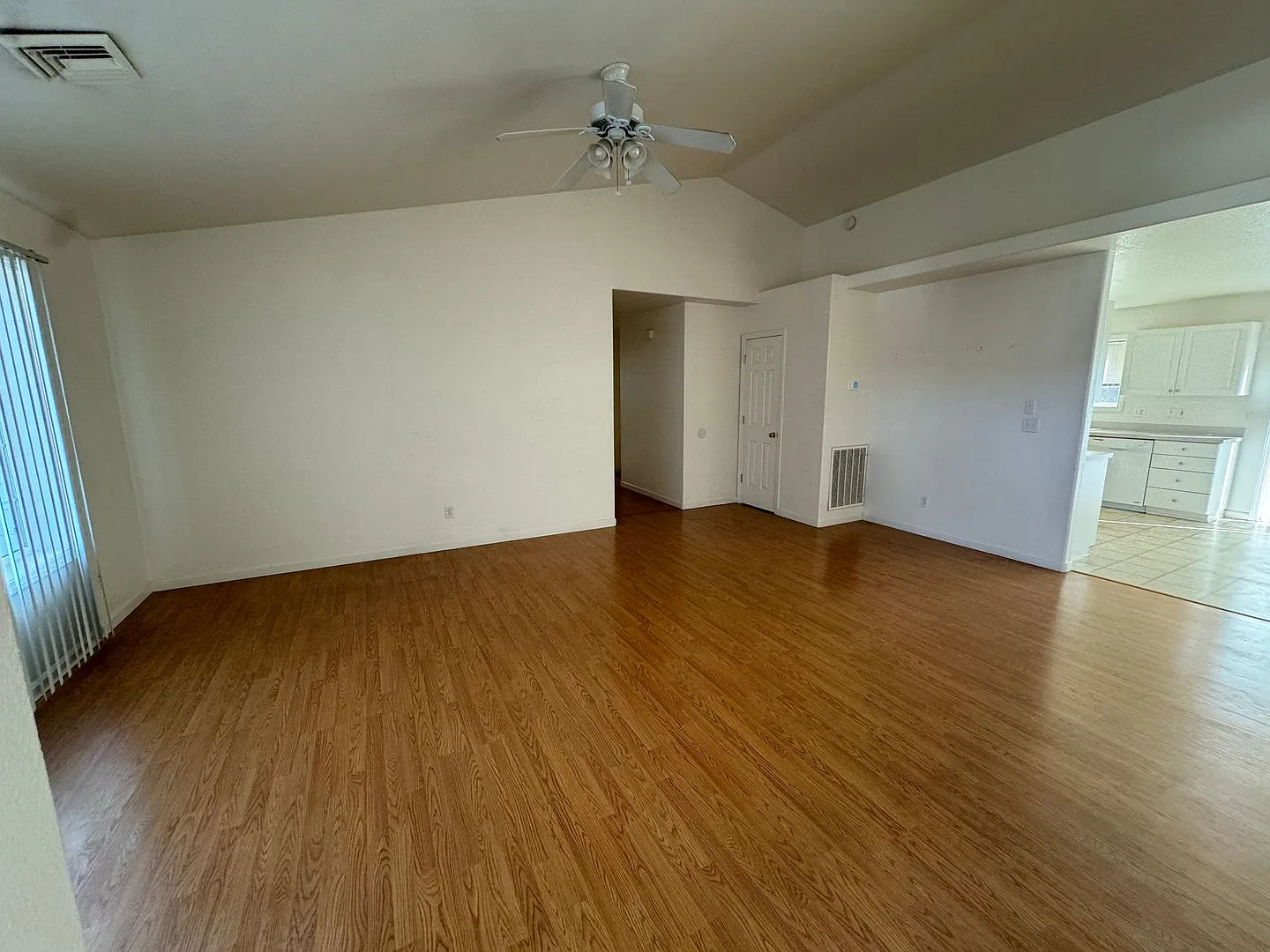 3-Bedroom 2 bath with 2 car garage in Green — Photo 3