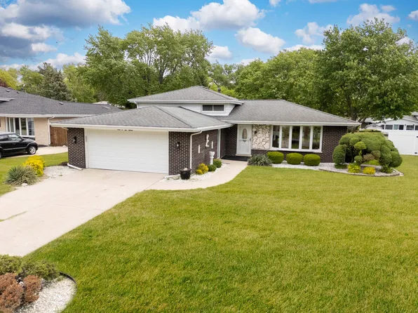 9S215 Florence Ave, Downers Grove, IL 60516