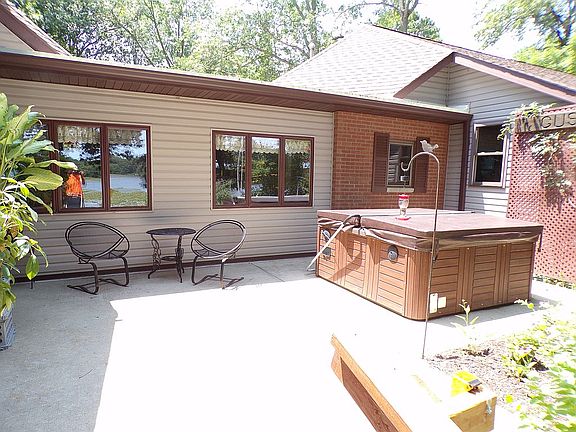 Hot Tub overlooking the Lake