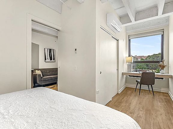 4th image of 3119-21 N Broadway St #609