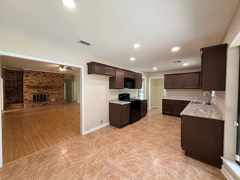 5047 Town North Dr — Photo 2