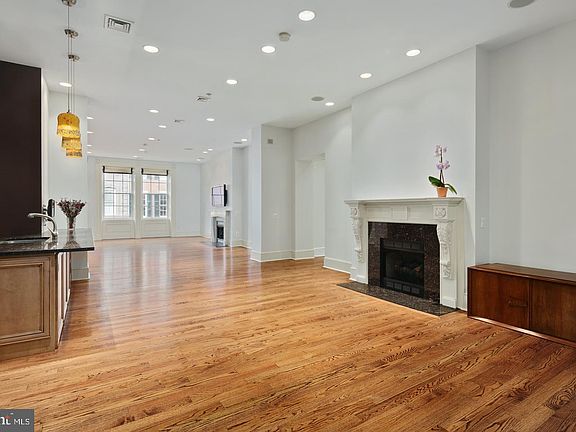 3rd image of 1030-32 Spruce St #200