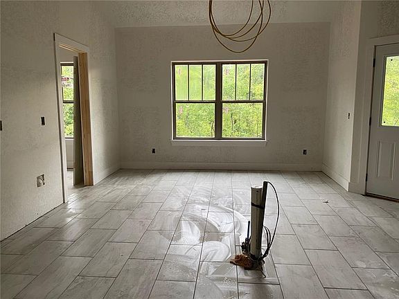 5th image of 23 Leawood Ln