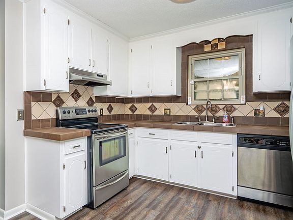 3rd image of 808 Old Newton Rd