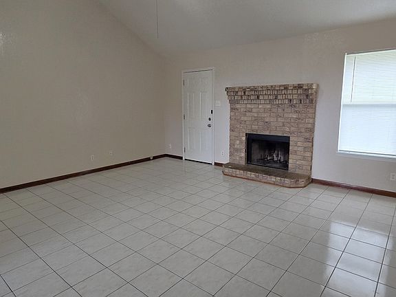 2812 Fieldstone 3 living rm (1)_10282025