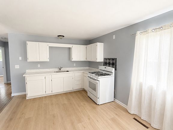 2nd image of 3226 Parkwood Ave