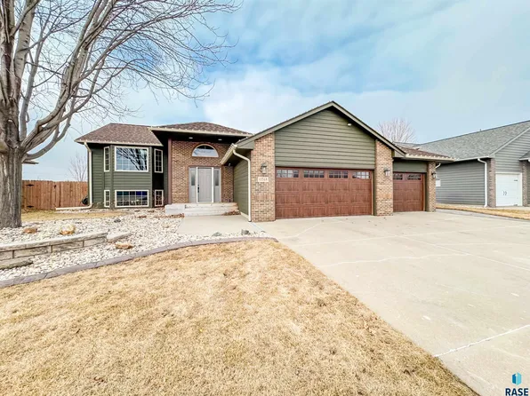 1215 S Dundee Dr, Sioux Falls, SD 57106
