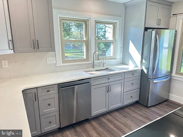 3 bed, 2.0 bath, 1356 sqft, $2,600 — Photo 3