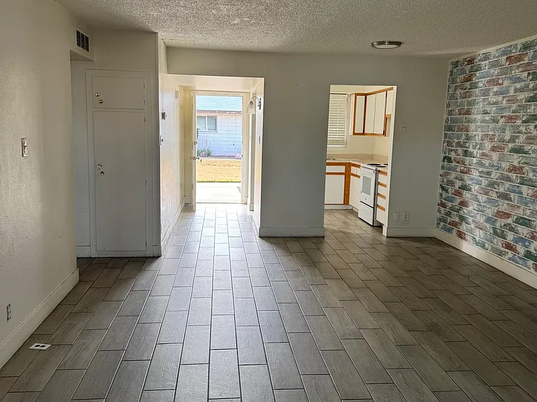 7111 W Meadowbrook Ave — Photo 2