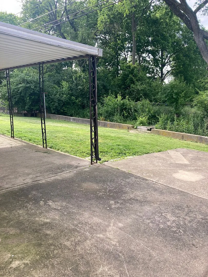 Must See! Large 3 Bedroom, 2 Bath Ranch Home in Englewood w/Large Detached Garage — Photo 4