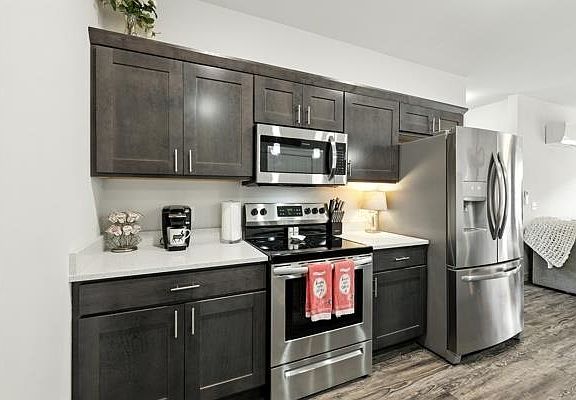 3rd image of 1601 N Windsor Ave #104