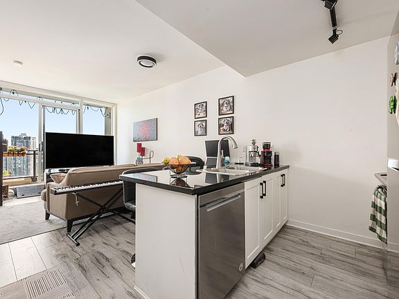 3rd image of 1082 Seymour St Penthouse 10