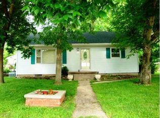 300 N 10th St, Riverton, IL 62561