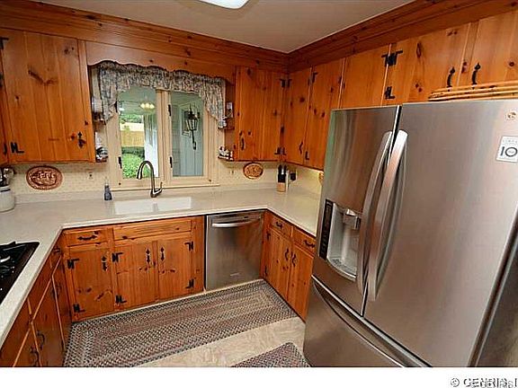 2nd image of 19 Oak Manor Ln
