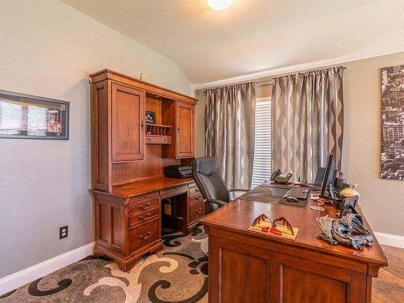 4th image of 2909 Mockingbird St