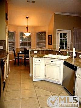 5th image of 29 Alamosa Dr