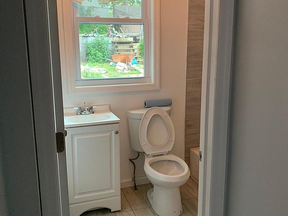 5th image of 194 Woodside Ave #1