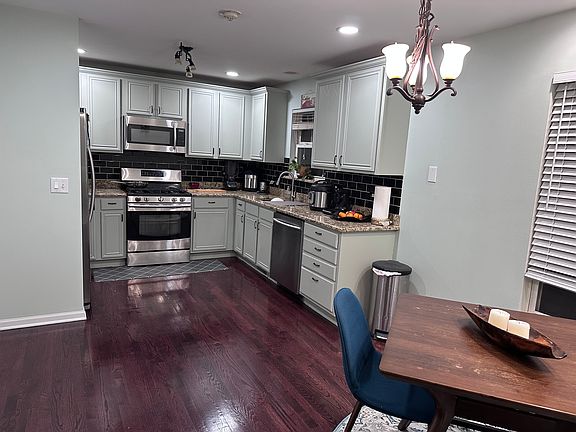 5th image of 3169 Saganashkee Ln