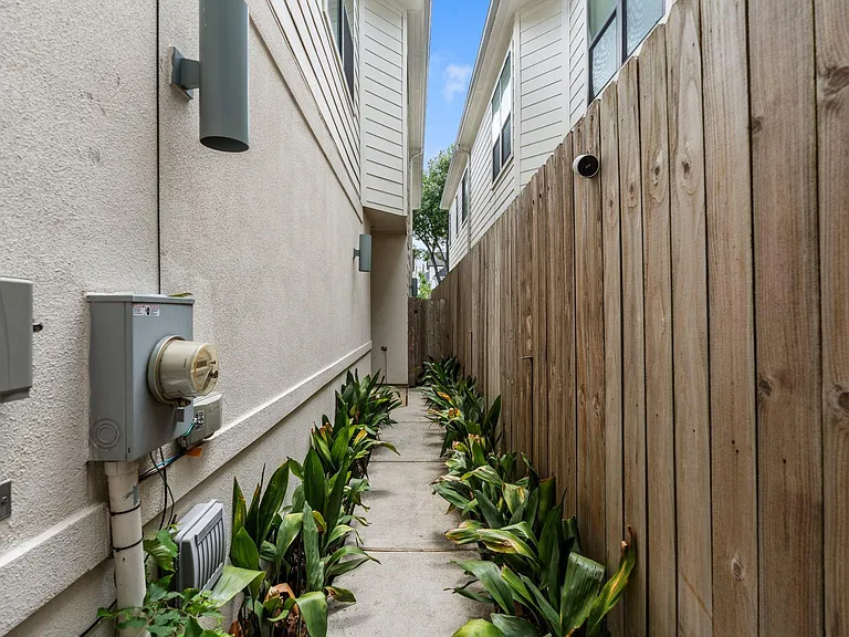 4205 Koehler St #B — Photo 25