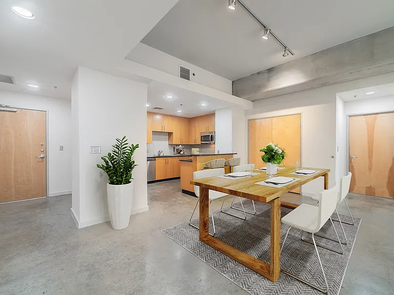 Main 3 Downtown — Photo 26