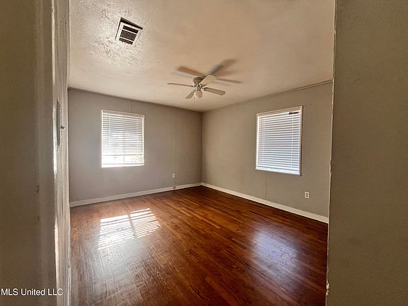 5th image of 2920 Oak Forest Dr