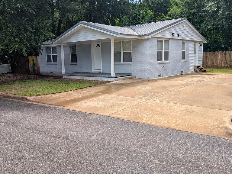 202 Law Ave — Photo 2