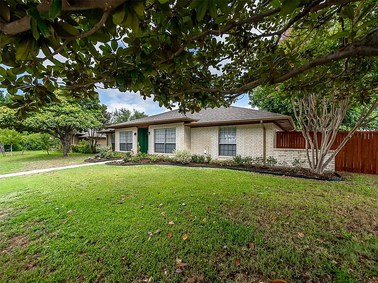 709 Thoreau Ln — Photo 32