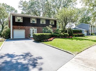 2 Leslie Ln, Smithtown, NY 11787